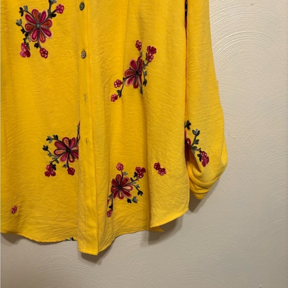 🌼 Fig and Flower Yellow Embroidered Blouse
Size 1X — Button Front - Picture 7 of 8